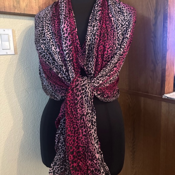 Pink animal scarf - Picture 3 of 4